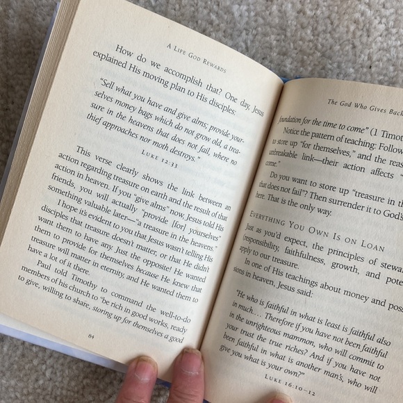 2 small Christian inspirational books.The treasure principle. A life God rewards - Picture 3 of 4
